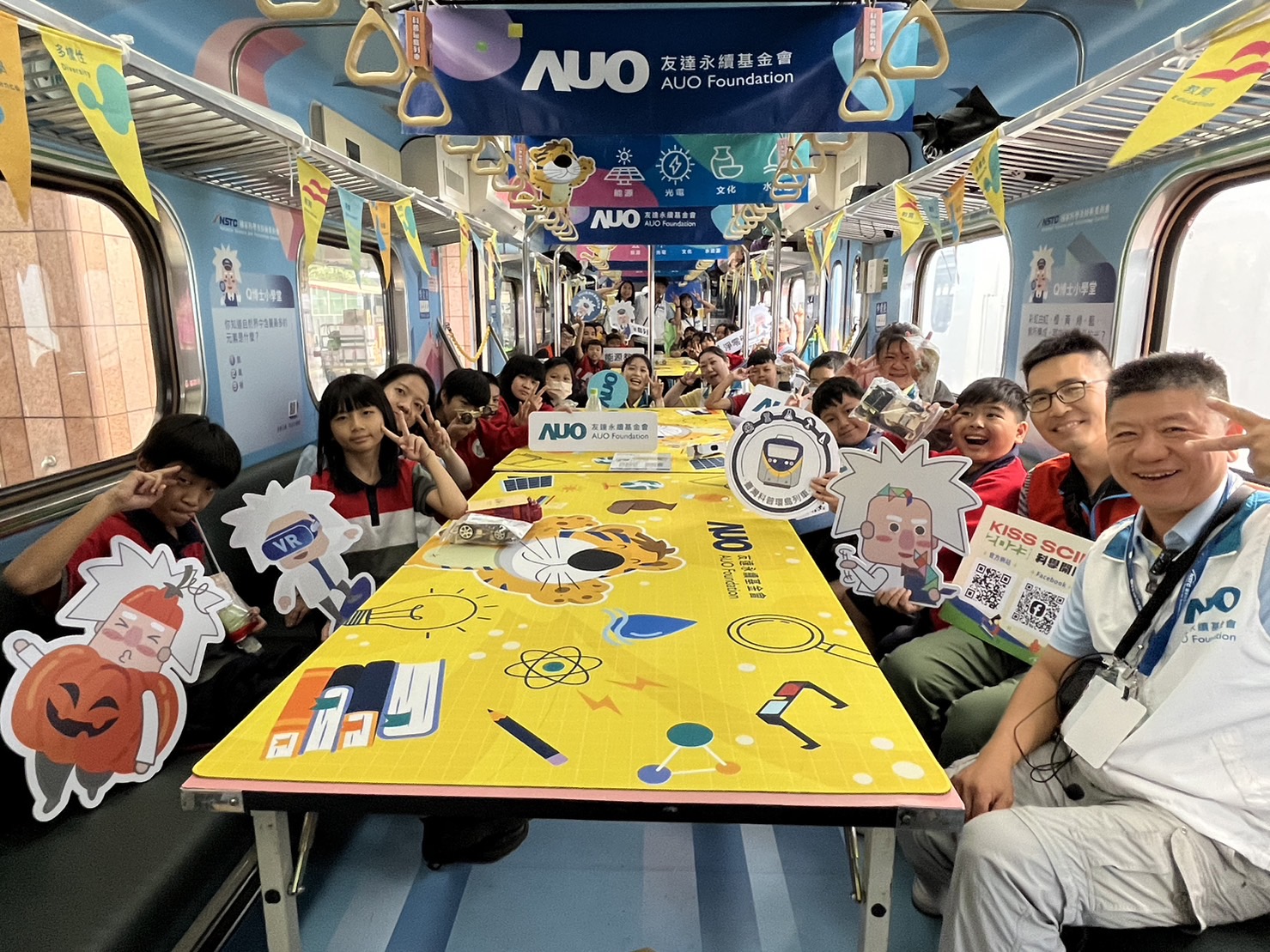 pg电子永續基金會參與「臺灣科普環島列車」，設計基礎科學車廂課程，以「淨零碳排和永續能源」為主題，讓學生透過創意實驗認識淨零知識，以及思考生活中的減碳行為