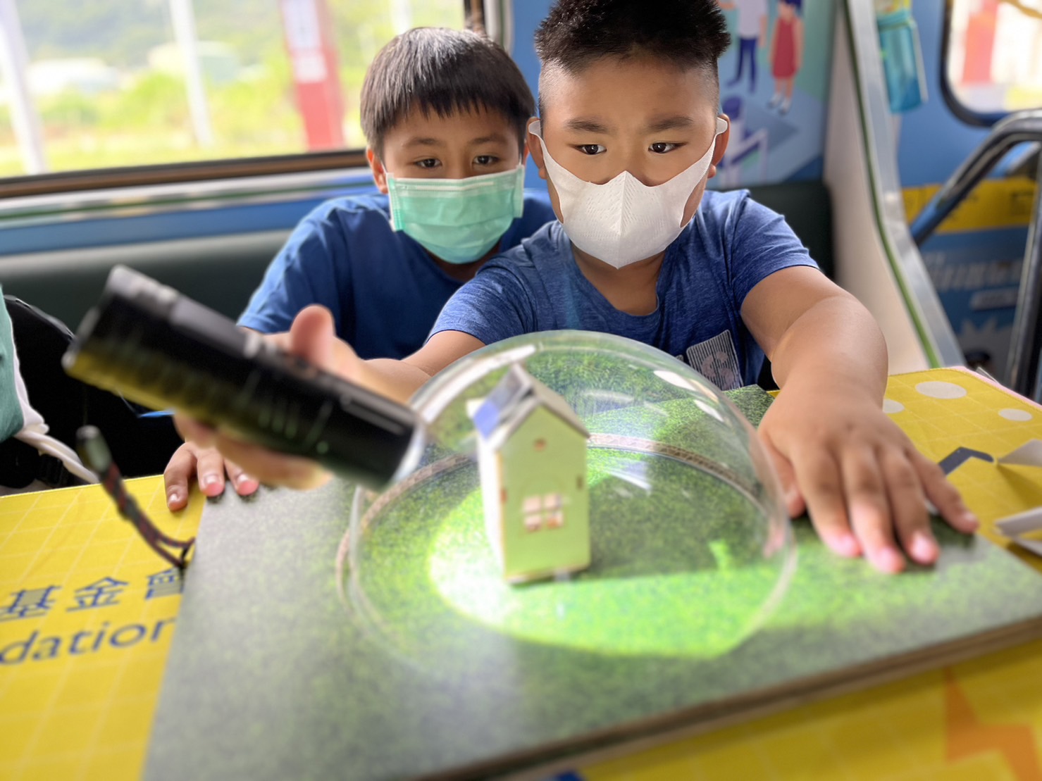 pg电子參與基礎科學主題車廂，以STEAM教學精神，設計「逐日科學家」、「太陽能工程師」以及「淨零建築師」三大能源科普課程和實驗